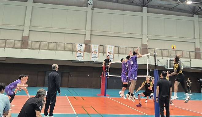 [나고야=뉴시스] 문채현 기자 = 남자배구 우리카드 선수단이 28일 일본 나고야의 제이텍트 경기장에서 일본 프로배구 제이텍트 스팅스와 연습 경기를 펼치고 있다. 2025.09.28. dal@newsis.com *재판매 및 DB 금지