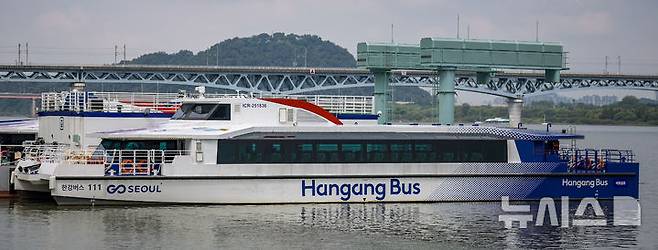 [서울=뉴시스] 정병혁 기자 = 29일 서울 강서구 한강 마곡도선장에 한강버스가 정박되어 있다. 한강버스가 운항 열흘 만에 승객 탑승을 중단했다. 지난 18일 정식운항 시작부터 잇따른 고장과 날씨 영향으로 운항에 차질을 빚더니 결국 한 달간 정밀 점검이라는 결단을 내렸다. 서울시는 29일부터 약 한 달간 한강버스 승객 탑승을 일시 중단하고, 성능 고도화와 안정화를 위한 '무승객 시범운항'으로 전환한다고 밝혔다. 2025.09.29. jhope@newsis.com