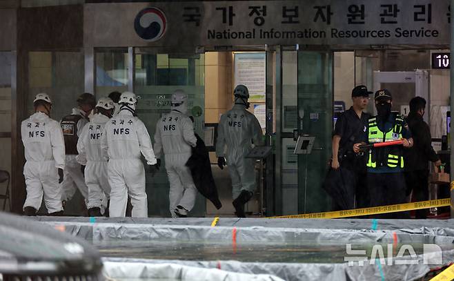 [대전=뉴시스] 강종민 기자 = 지난 28일 국과수 요원들이 화재가 완진된 대전 유성구 국가정보자원관리원 화재현장으로 향하고 있다. 2025.09.28. ppkjm@newsis.com