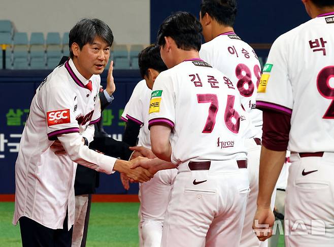 [서울=뉴시스] 박주성 기자 = 29일 오후 서울 구로구 고척스카이돔에서 열린 키움히어로즈 제7대 설종진 감독 취임식에서 설종진 감독이 선수들과 인사를 나누고 있다. 2025.09.29. park7691@newsis.com