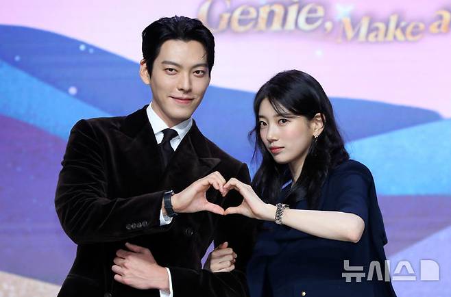 [서울=뉴시스] 김혜진 기자 = 배우 김우빈(왼쪽), 수지가 29일 오후 서울 강남구 조선 팰리스 서울에서 열린 넷플릭스 새 시리즈 '다 이루어질지니' 제작발표회에서 포즈를 취하고 있다. 2025.09.29. jini@newsis.com