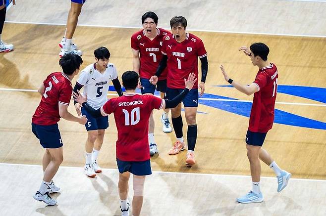 [서울=뉴시스] 한국 남자배구가 14일(한국 시간) 필리핀 마닐라에서 열린 2025 FIVB 세계남자배구선수권대회 C조 조별리그 첫 경기에서 프랑스를 상대로 득점에 성공한 뒤 환호하고 있다. (사진=FIVB 공식 홈페이지 캡처) 2025.09.14. *재판매 및 DB 금지