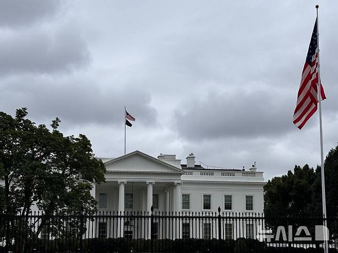[워싱턴=뉴시스] 지난달 21일(현지 시간) 미국 워싱턴DC 백악관 위에 먹구름이 드리워 있다. 2025.09.29.