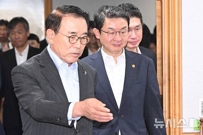 [서울=뉴시스] 최진석 기자 = 이억원 금융위원장이 29일 서울 중구 은행회관에서 열린 금융위원장·은행장 간담회에 조용병(왼쪽) 은행연합회장의 안내를 받으며 입장하고 있다. (공동취재) 2025.09.29. photo@newsis.com