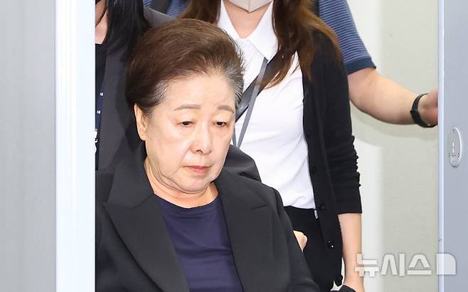 [서울=뉴시스] 황준선 기자 = 청탁금지법과 정치자금법 위반 등 혐의를 받는 한학자 통일교 총재가 지난 22일 오후 서울 서초구 서울중앙지방법원에서 열린 영장실질심사(구속 전 피의자 심문)을 마친 뒤 법정을 나서고 있다. 2025.09.22. hwang@newsis.com