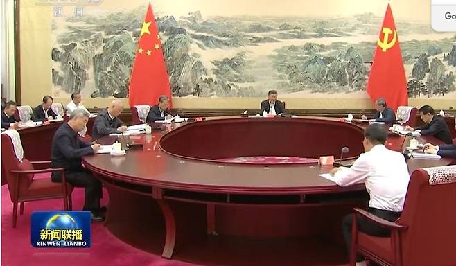 [서울=뉴시스] 시진핑 중국 국가주석이 29일 베이지에서 공산당 중앙위원회 정치국 제22차 집단학습 회의를 갖고 있다.(출처: 중국 중앙(CC)TV) 2025.09.29. *재판매 및 DB 금지