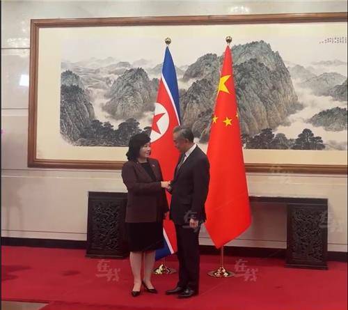 현지시간 28일 중국 베이징서 만난 최선희 북한 외무상과 왕이 중국 외교부장 [CGTN 소셜미디어 캡처. 재판매 및 DB 금지]