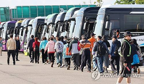 버스로 향하는 중국인 단체 크루즈관광객들 [연합뉴스 제공]