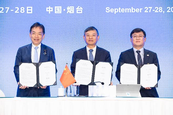 (오른쪽부터)김성환 환경부 장관, 황룬치우 중국 생태환경부 장관, 아사오 케이이치로 일본 환경성 장관이 기념 촬영하고 있다. 환경부 제공