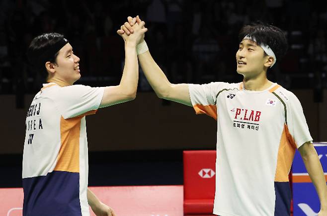 서승재(왼쪽)-김원호가 28일 경기도 수원체육관에서 열린 세계배드민턴연맹(BWF) 월드 투어 슈퍼 500 코리아 오픈 남자 복식 결승에서 인도네시아의 파자르 알피안-무하마드 쇼히불 피크리 조에 승리한 뒤 세리머니를 펼치고 있다. 연합뉴스