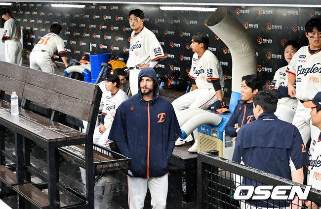[OSEN=대전, 민경훈 기자] 프로야구 LG 트윈스의 정규리그 우승 확정이 비로 인해 미뤄졌다. 1시간 지연 시작 목표로 그라운드를 정비했으나, 오락가락하는 비 때문에 방수포를 걷었다가 다시 깔면서 대기 시간이 길어지자 결국 우천 취소 결정이 났다.&nbsp;28일 오후 2시 대전 한화생명볼파크에서 열릴 예정이었던 2025 신한 SOL Bank KBO리그 LG 트윈스와 한화 이글스의 시즌 16차전 마지막 대결이 우천 취소됐다.&nbsp;우천취소 얘기가 나오자 한화 선수들이 준비를 하고 있다. 2025.09.28 / rumi@osen.co.kr