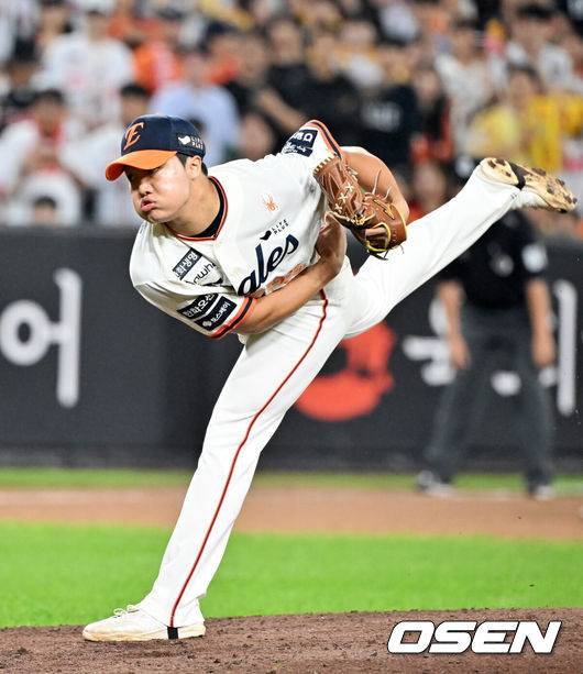 [OSEN=대전, 민경훈 기자] 26일 오후 대전 한화생명볼파크에서 2025 신한 SOL Bank KBO리그 한화 이글스와 LG 트윈스의 경기가 열렸다.한화는 류현진, LG는 치리노스를 선발 투수로 내세웠다.7회초 마운드에 오른 한화 정우주가 힘차게 공을 뿌리고 있다. 2025.09.26 /rumi@osen.co.kr