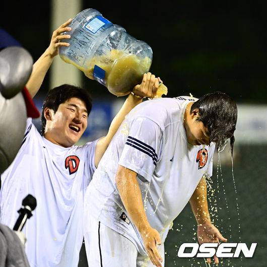 [OSEN=잠실, 지형준 기자] 이렇게 감동적인 승리가 있을까. ‘불운의 예비 FA 잠수함’ 최원준(두산 베어스)이 15전16기 끝 감격 첫 승을 신고했다.&nbsp;프로야구 두산 베어스는 5일 서울 잠실구장에서 열린 2025 신한 SOL뱅크 KBO리그 KT 위즈와의 시즌 11번째 맞대결에서 6-2로 승리했다.&nbsp;두산은 전날 패배 설욕과 함께 2연패에서 탈출하며 시즌 33승 3무 48패를 기록했다. 반면 최근 4연승, 토요일 9연승이 좌절된 KT는 43승 3무 39패가 됐다.&nbsp;경기를 마치고 두산 곽빈이 시즌 첫 승을 거둔 최원준에 물을 뿌리고 있다. 2025.07.05 /jpnews@osen.co.kr