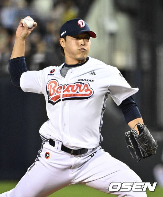 [OSEN=잠실, 조은정 기자]24일 오후 서울 잠실야구장에서 2025 신한 SOL Bank KBO리그 두산 베어스와 한화 이글스의 경기가 열렸다.이날 두산은 최승용, 한화는 폰세를 선발로 내세웠다.8회초 두산최원준이 역투하고 있다. 2025.07.24 /cej@osen.co.kr