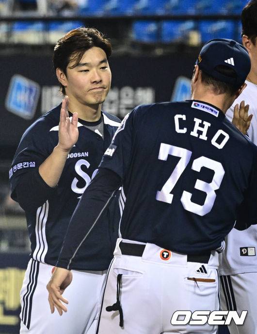 [OSEN=잠실, 조은정 기자]프로야구 두산 베어스가 LG 트윈스의 8연승을 저지했다. LG는 하루만에 다시 1위 자리를 내줄 처지다.&nbsp;두산은&nbsp;6일&nbsp;서울 잠실구장에서 열린 2025 KBO리그&nbsp;LG와 경기에서 10-8로 승리했다.&nbsp;양의지의 만루 홈런, 케이브의 투런 홈런, 김민석의 시즌 마수걸이 홈런이 터지면서 대포 싸움으로 승리했다.&nbsp;두산 선발 콜어빈은 6이닝 동안 6피안타 2볼넷 2탈삼진 3실점(비자책)을 기록했다.두산 최원준이 조성환 감독과 승리를 기뻐하고 있다. 2025.08.06 /cej@osen.co.kr