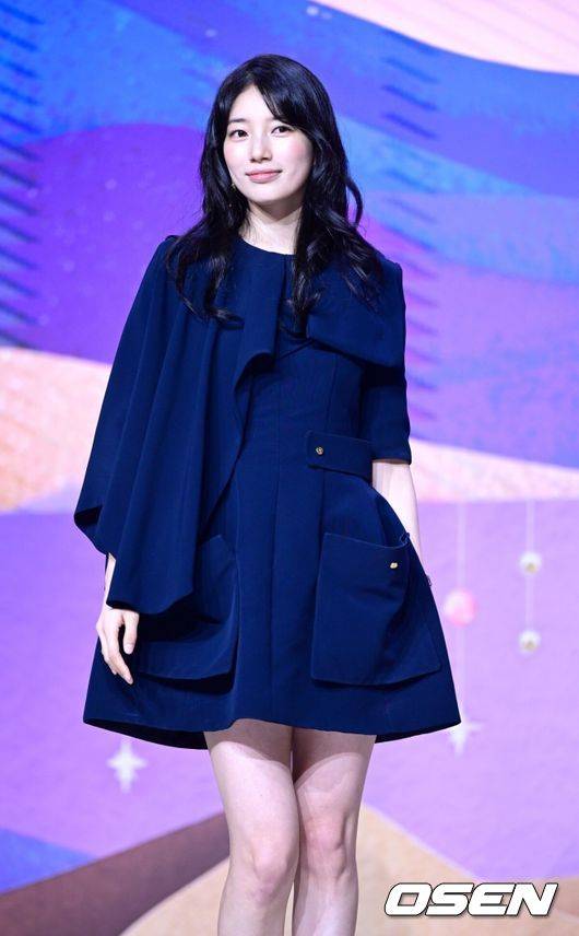 [OSEN=최규한 기자] 29일 오후 서울 역삼동 조선 팰리스 서울 강남에서 넷플릭스 시리즈 '다 이루어질지니' 제작발표회가 열렸다.  '다 이루어질지니' 는 천여 년 만에 깨어난 경력 단절 램프의 정령 지니(김우빈 분)가 감정 결여 인간 가영(수지 분)을 만나 세 가지 소원을 두고 벌이는 스트레스 제로, 판타지 로맨틱 코미디다.  배우 수지가 포토타임을 하고 있다. 2025.09.29 / dreamer@osen.co.kr