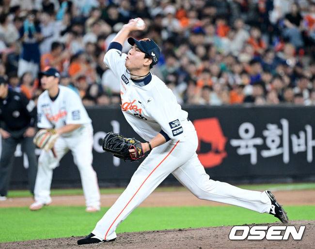 [OSEN=대전, 최규한 기자] 3일 대전 한화생명볼파크에서 ‘2025 신한 SOL Bank KBO리그’ 한화 이글스와 NC 다이노스의 경기가 열렸다.홈팀 한화는 코디 폰세, 방문팀 NC는 신민혁을 선발로 내세웠다.7회초 마운드에 오른 한화 박상원이 힘차게 공을 뿌리고 있다. 2025.09.03 / dreamer@osen.co.kr