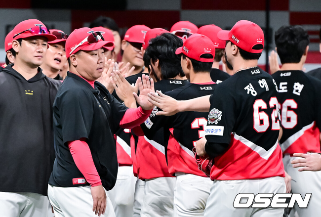 이범호 감독이 선수들과 승리를 축하하고 있다./OSEN DB