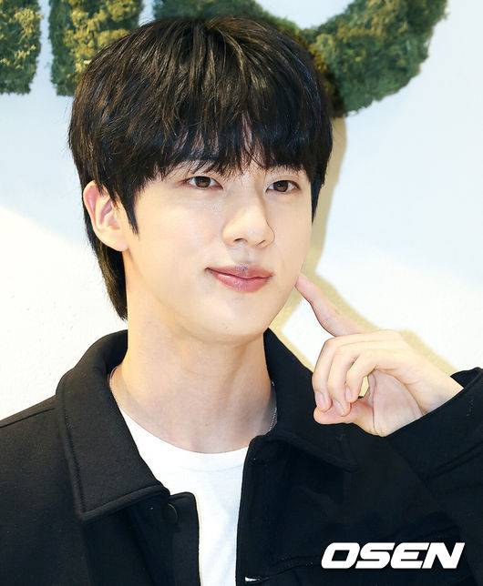 [OSEN=이대선 기자] 1일 오후 서울 도산공원에 위치한 플래그십스토어에서 프리미엄 라이프스타일 브랜드의 포토콜 행사가 열렸다.이날 BTS 진, 블랙핑크 지수 등이 참석해 자리를 빛냈다.그룹 BTS 진이 포토타임을 가지고 있다. 2025.07.01 /sunday@osen.co.kr