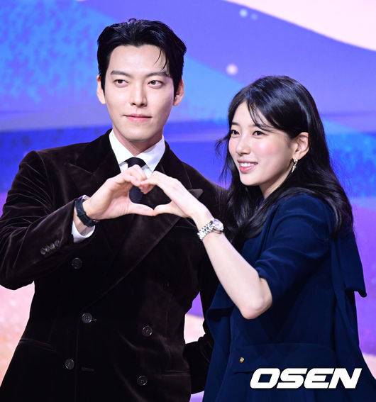 [OSEN=최규한 기자] 29일 오후 서울 역삼동 조선 팰리스 서울 강남에서 넷플릭스 시리즈 '다 이루어질지니' 제작발표회가 열렸다.'다 이루어질지니' 는 천여 년 만에 깨어난 경력 단절 램프의 정령 지니(김우빈 분)가 감정 결여 인간 가영(수지 분)을 만나 세 가지 소원을 두고 벌이는 스트레스 제로, 판타지 로맨틱 코미디다.배우 김우빈과 수지가 포토타임을 하고 있다. 2025.09.29 / dreamer@osen.co.kr