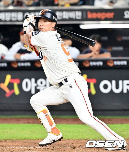 [OSEN=대전, 민경훈 기자] 29일 오후 대전 한화생명볼파크에서 2025 신한 SOL Bank KBO리그&nbsp;한화 이글스와&nbsp;LG 트윈스의 경기가 열렸다.한화는&nbsp;정우주, LG는&nbsp;임찬규를 선발 투수로 내세웠다.2회말 2사 주자 1루 한화 황영묵이 좌익수 왼쪽 뒤 선취 1타점 적시 2루타를 때리고 있다. 2025.09.29 /rumi@osen.co.kr