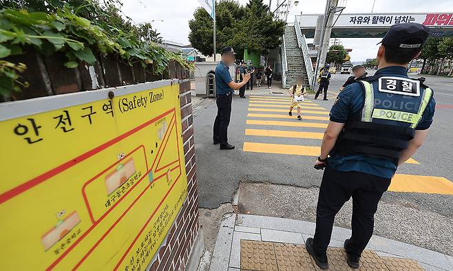 지난 12일 대구 한 초등학교 앞에서 동촌지구대, 기동순찰대 경찰관들이 초등생 하굣길 순찰 활동을 하고 있다. 연합뉴스