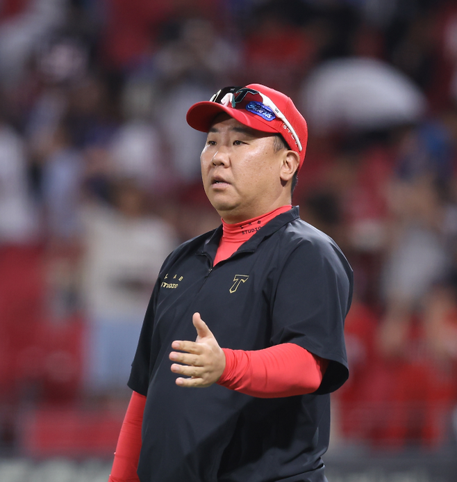 이범호 KIA 타이거즈 감독이 10일 광주 기아챔피언스필드에서 열린 2025 KBO리그 정규시즌 삼성 라이온즈와의 홈 경기에서 4-0으로 승리한 뒤 선수들과 하이파이브하고 있다. KIA 타이거즈 제공