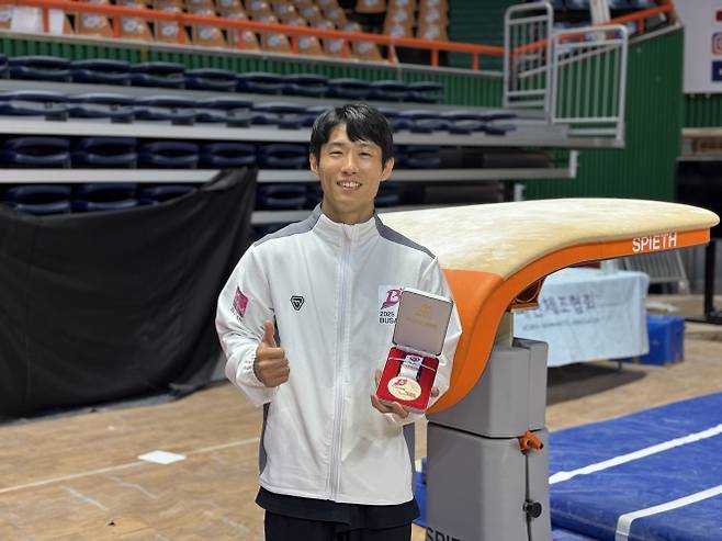 양학선이 지난 27일 부산 사직체육관에서 열린 제106회 전국체육대회 사전경기로 치러진 체조 경기를 마지막으로 선수 생활 은퇴를 선언했다. 사진은 양학선이 대한체조협회가 마련한 공로패를 들고 환하게 웃고 있는 모습. 대한체조협회 제공