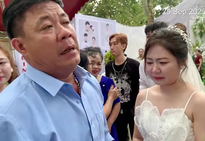 지난 25일 베트남 응에안성의 한 마을에서 열린 결혼식에서 응웬 반 락 씨가 둘째 딸을 시집보내며 참아왔던 눈물을 쏟았다. 24h.com.vn)