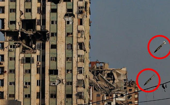 28일(현지시간) 이스라엘군이 팔레스타인 가자시티 내 고층 건물인 마카 타워를 공습했다. 타워를 향해 돌진하는 미사일 두 발. 게티이미지/멀티비츠