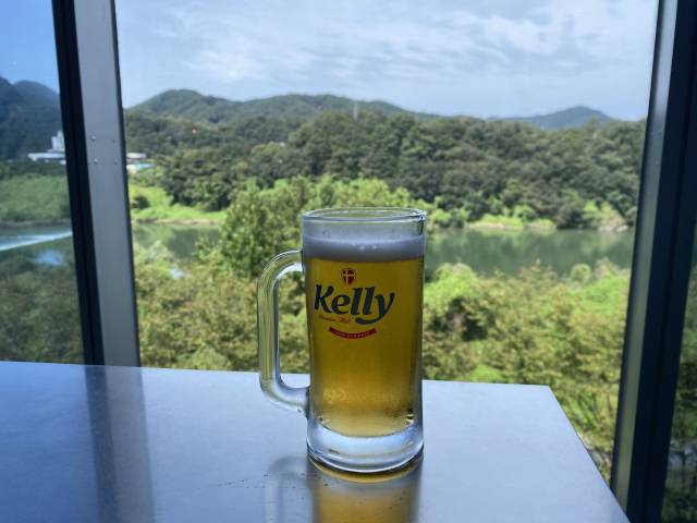 하이트진로 파크에서는 홍천강 전망을 배경으로 갓 생산된 맥주를 시음할 수 있다. 김남명 기자