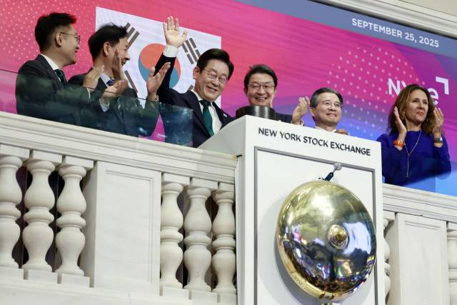 이재명 대통령이 25일(현지시간) 미국 뉴욕 증권거래소에서 개장을 알리는 버튼을 누른 뒤 손을 흔들고 있다. 연합뉴스¦