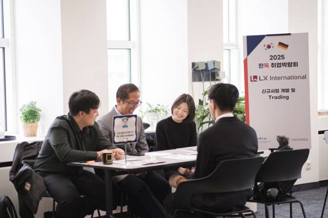 KOTRA는 주프랑크푸르트 총영사관과 공동으로 26일 ‘2025 한-독 취업박람회’를 현지에서 개최했다. 참가기업들이 구직자와 채용 면접을 진행하고 있다. 사진 제공=KOTRA