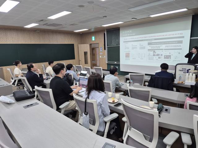 한국벤처캐피탈협회 10월 개최하는 프랑스 파리 로드쇼 행사 일환으로 24일 서울 서초구 한국벤처캐피탈협회 사무실에서 참가 스타트업 관계자들과 만나 로드쇼 오리엔테이션을 진행하고 있다. 사진 제공=한국벤처캐피탈협회