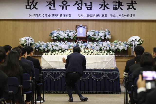 28일 서울 송파구 서울아산병원 장례식장에서 엄수된 개그맨 전유성의 영결식에서 개그맨 김정렬이 퍼포먼스를 하고 있다. 연합뉴스