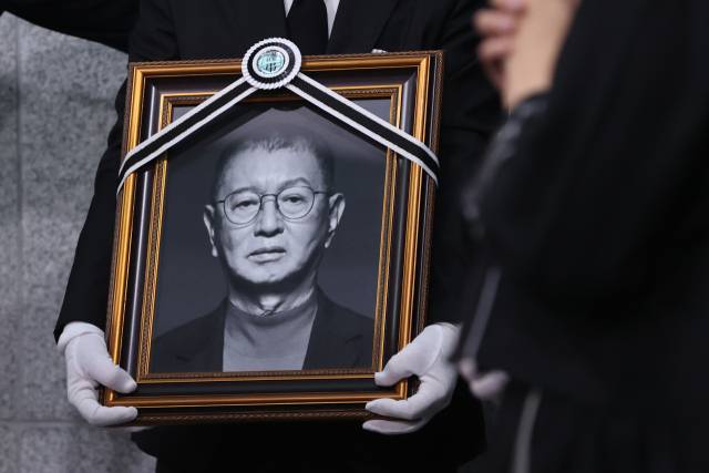 개그맨 이홍렬이 28일 서울 송파구 서울아산병원 장례식장에서 엄수된 개그맨 전유성 발인식에서 영정 사진을 들고 있다. 연합뉴스