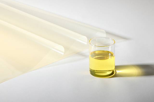 LG화학의 반도체 패키징용 액상 PID(오른쪽)과 필름 PID. 사진 제공=LG화학