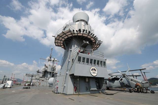 9월 29일 해군작전사령부 부산작전기지에 정박해 있는 미 해군7함대 1만9600t급 상륙지휘함 ‘블루릿지함’ 갑판에 헬기들이 주기돼 있다. 사진 제공=국방일보