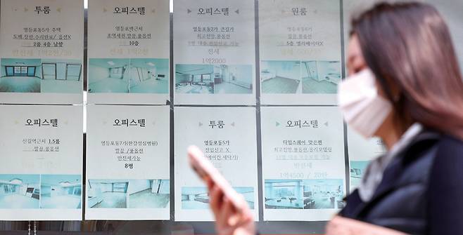 4월2일 서울 시내 한 공인중개업체에 게시된 오피스텔 임대 관련 정보 ⓒ연합뉴스