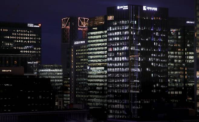 늦은 시간까지 불이 켜져있는 광화문 인근의 빌딩 야경 ⓒ시사저널 임준선