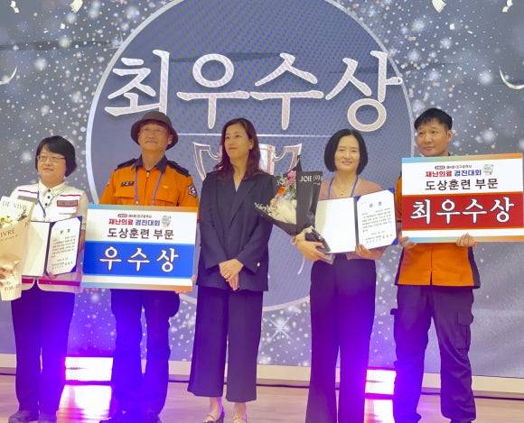 군위군 재난의료대응팀이 지난 25일&nbsp;대구경북첨단의료산업진흥재단에서 열린 2025년 대구시 재난의료경진대회에서 최우수상을 수상했다. ⓒ군위군