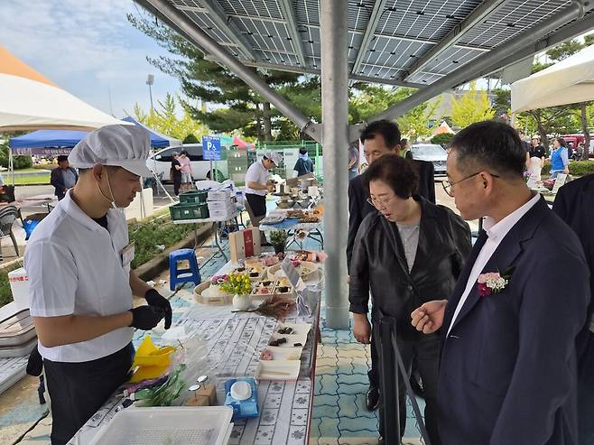 지난 9월27일 당진 축제 현장에서 성만제 도 보건복지국장, 떡류협회 관계자, 경연팀, 방문객 등 500여 명이 참석한 가운데 대회를 열었다. ⓒ충남도 제공