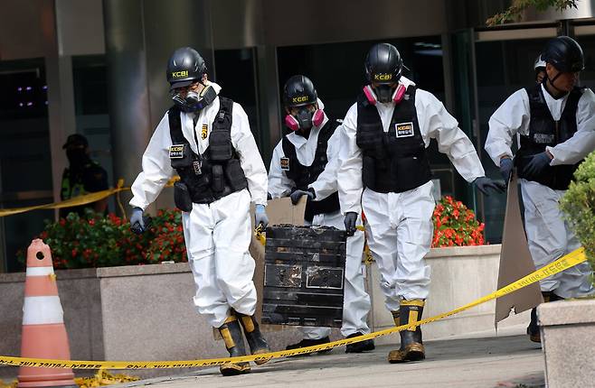 29일 오전 대전 유성구 국가정보자원관리원 화재 현장에서 경찰 관계자들이 불이 붙었던 무정전·전원 장치(UPS)용 리튬이온배터리를 옮기고 있다. ⓒ연합뉴스