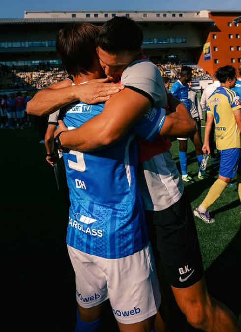 축구국가대표팀 공격수&nbsp;오현규(앞)가&nbsp;28일(한국시간) 벨기에의 다이오와사비스타이엔 스타디움에서 열린 신트트라위던과 2025~2026시즌 벨기에 프로리그 9라운드 원정경기에서 1-1로 맞선 후반 추가시간 역전 결승골을 기록하며 팀의 2-1 역전승을 안겼다. 경기 종료 후 동료와 포옹하며 기뻐하는 모습.사진출처│헹크 인스타그램