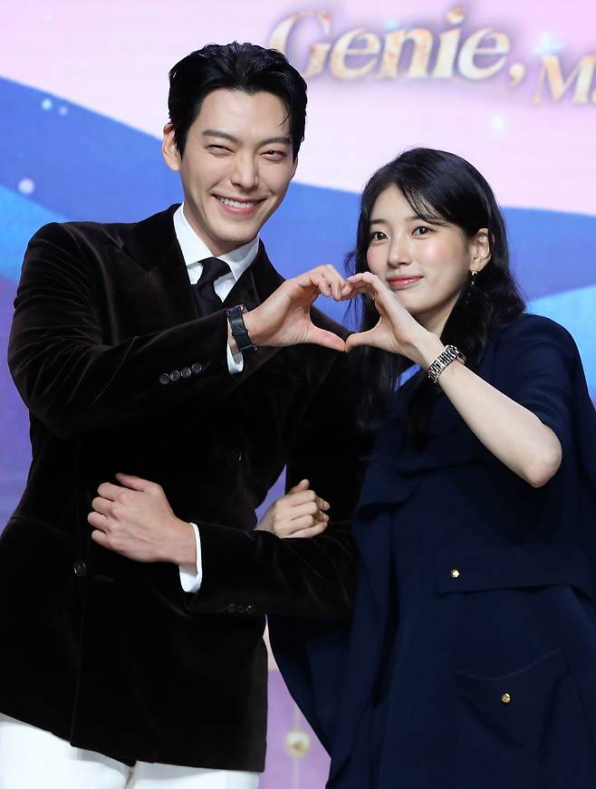 [서울=뉴시스] 김혜진 기자 = 배우 김우빈(왼쪽), 수지가 29일 오후 서울 강남구 조선 팰리스 서울에서 열린 넷플릭스 새 시리즈 ‘다 이루어질지니’ 제작발표회에서 포즈를 취하고 있다. 2025.09.29. jini@newsis.com