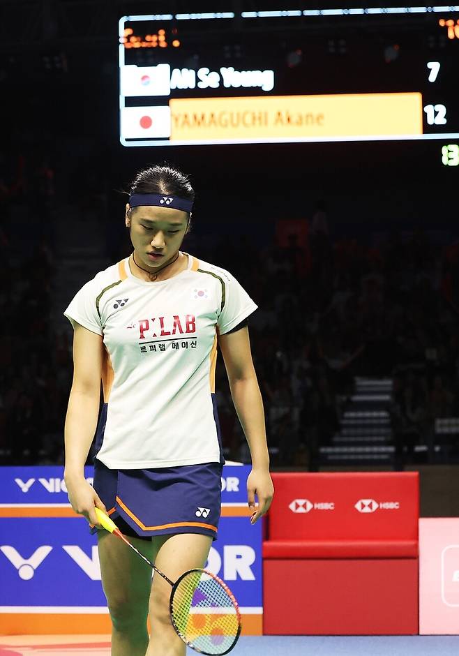 ▲ 안세영이 28일 경기도 수원체육관에서 열린 세계배드민턴연맹(BWF) 월드투어 슈퍼 500 코리아오픈 여자단식 결승에서 일본 야마구치 아카네에 실점한 후 아쉬워하고 있다. ⓒ 연합뉴스