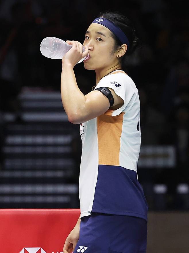 ▲ 안세영이 28일 경기도 수원체육관에서 열린 세계배드민턴연맹(BWF) 월드투어 슈퍼 500 코리아오픈 여자단식 결승에서 일본 야마구치 아카네에 실점한 후 아쉬워하고 있다. ⓒ 연합뉴스