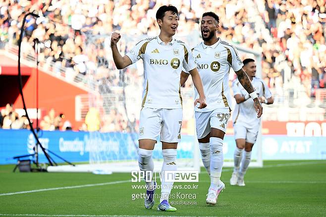 ▲ 부앙가는 손흥민과 함께 뛴 시카고파이어FC전부터 지난 28일 열린 세인트루이스시티전까지 총 8경기에서 10골 1개의 도움을 기록 중이다. 해당 과정에서 두 차례 해트트릭을 기록할 정도로 절정의 폼을 보여주고 있다. 또, LAFC의 전설 카를로스 벨라를 제치고 LAFC 통산 최다 득점자로 올라섰다.