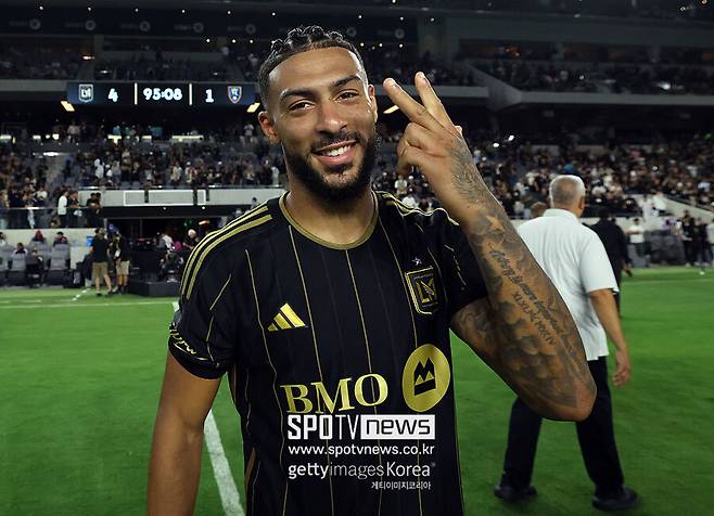 ▲ 부앙가는 손흥민과 함께 뛴 시카고파이어FC전부터 지난 28일 열린 세인트루이스시티전까지 총 8경기에서 10골 1개의 도움을 기록 중이다. 해당 과정에서 두 차례 해트트릭을 기록할 정도로 절정의 폼을 보여주고 있다. 또, LAFC의 전설 카를로스 벨라를 제치고 LAFC 통산 최다 득점자로 올라섰다.