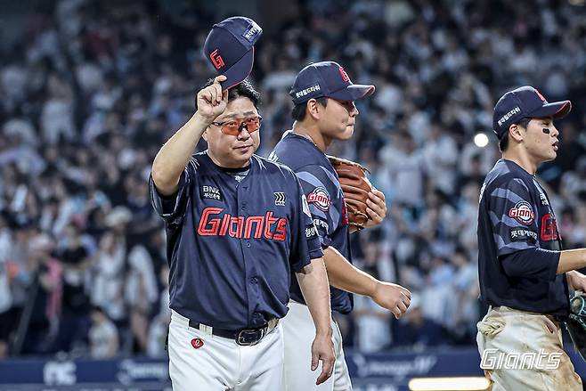 김태형(왼쪽) 롯데 자이언츠 감독. /사진=롯데 자이언츠 제공
